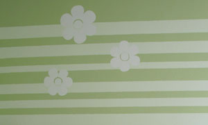 Parete colorata verde in stanza da letto