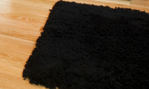 Tappeto nero su pavimentazione a parquet