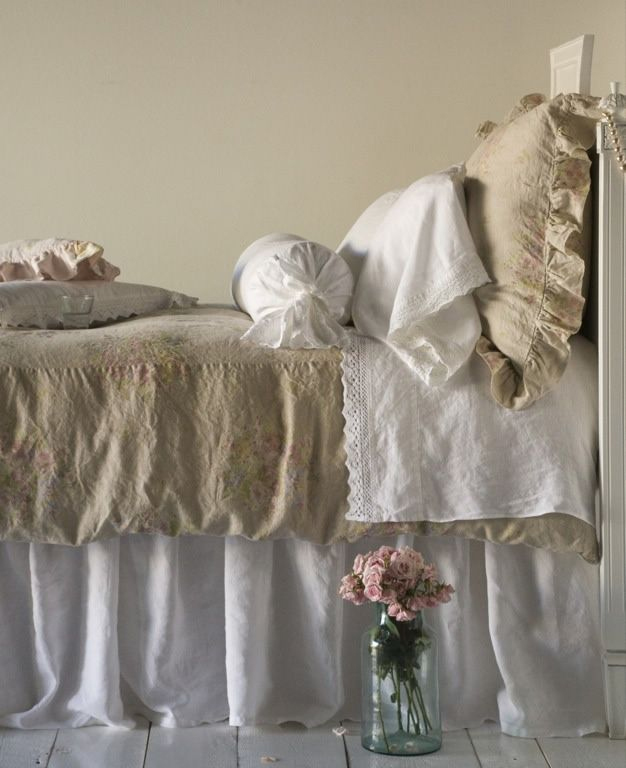 Vista laterale di un letto in stile shabby chic